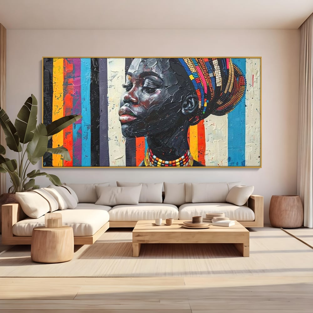 Tablou canvas cu tablou canvas cu profil de femeie, in rama de aluminiu auriu, pe perete intr-un living